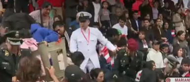 Las personas se empujaron con tal se conseguir sitio en el estrado. Personas se pelean para conseguir sitio en el estrado y presenciar la Parada Militar