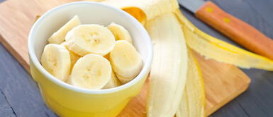 Descubre cuántas calorías tiene solo un plátato y cómo te beenficiaría ¿Te has preguntado cuántas calorías tiene un plátano y qué le ofrece realmente a tu organismo?