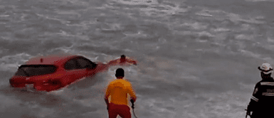 Hombre se quedó dormido en su auto y terminó siendo arrastrado por las olas de la playa en Miraflores Hombre se quedó dormido en su auto y terminó siendo arrastrado por las olas de la playa en Miraflores