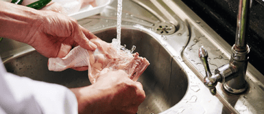 Por qué nunca lavar el pollo ¿Por qué cometes un TERRIBLE ERROR al lavar el pollo antes de cocinarlo? Viviste engañado