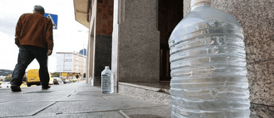 Peruanos colocan botellas de agua en sus casas La IMPENSADA RAZÓN por la que los PERUANOS colocan BOTELLAS CON AGUA en techos o entradas de casa