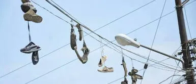 zapatillas colgadas en los cables de luz El IMPENSADO SIGNIFICADO de encontrar un par de zapatillas colgadas en los cables de luz