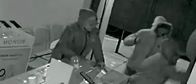 Delincuentes ingresan a robar tienda Entel, pero se llevan puras maquetas en vez de celulares Delincuentes ingresan a robar tienda Entel, pero se llevan puras maquetas en vez de celulares