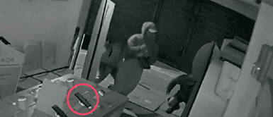 Delincuentes ingresan a robar tienda Entel, pero se llevan puras maquetas en vez de celulares Delincuentes ingresan a robar tienda Entel, pero se llevan puras maquetas en vez de celulares