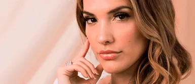 Cassandra Sánchez provoca ola de suspiros con un elegante outfit gobernado por el paper print Cassandra Sánchez provoca ola de suspiros con un elegante outfit gobernado por el paper print