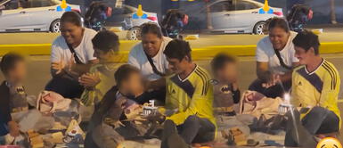 Niño feliz Niño estalla de felicidad por su pastel de cumpleaños que le dieron su padres ambulantes