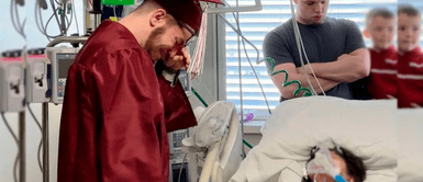 Joven se gradua en sala UCI de hospital para que su madre cumpla su último deseo de verlo terminar Joven se gradua en sala UCI de hospital para cumplir el último deseo de su madre antes de morir