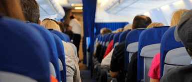 Pareja pide el reembolso de su dinero tras ser ubicada en un vuelo junto a un perro “que se tiraba gases” Pareja pide el reembolso de su dinero tras ser ubicada en un vuelo junto a un perro “que se tiraba gases”