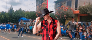 Madres quedan impactadas en desfile tras impresionante pasos de baile del profesor Madres quedan impactadas en desfile tras impresionante pasos de baile del profesor