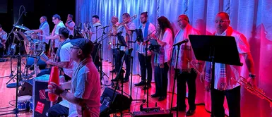 Salsabor All Stars Band, orquesta que reúne a 18 músicos en escena procedentes del sur de Florida. Salsabor All Stars Band llega a Lima para hacer homenaje a Arturo “Zambo” Cavero