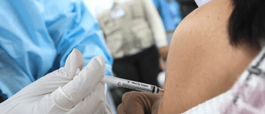 Conoce todo sobre la vacuna bivalente. La esperanza brilla: 900,000 personas de la tercera edad inmunizadas con la vacuna bivalente