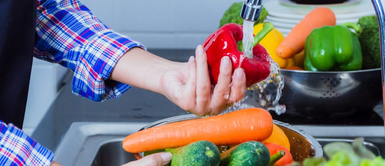 Lavar frutas o verduras con agua y clorox ¿Es seguro lavar las frutas o verduras con lejía? Ten cuidado o podrías hacerte daño