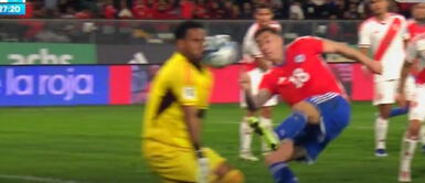 Perú se enfrenta a Chile por la tercera fecha de las Eliminatorias 2026. Foto: captura América TV Perú vs Chile: Pedro Gallese pide ATENCIÓN médica tras terrible golpe en la cara
