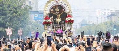 Fieles en la procesión del Señor de los Milagros. Rutas del segundo recorrido de El señor de los milagros: procesión durará más de 20 horas