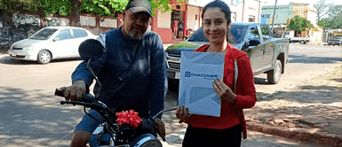 Padrastro que se dedica a arreglar zapatos le pagó la carrera y su hijastra le agradece así Padrastro que se dedica a arreglar zapatos le pagó la carrera y su hijastra le agradece así