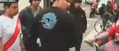 ¡A jalones! Hinchas pelean por camiseta de Argentina afuera del hotel ¡A jalones! Hinchas pelean por camiseta de Argentina afuera del hotel