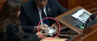 ¡A escondidas! Congresistas fueron captados comiendo turrón de Doña Pepa en plena sesión del Parlamento ¡A escondidas! Congresistas fueron captados comiendo turrón de Doña Pepa en plena sesión del Parlamento