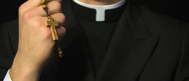 Sacerdote con sotana negra ¿Por qué el sacerdote católico se viste de negro? Esta es la IMPENSADA razón