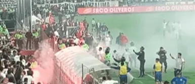 Alianza Lima vs. Universitario: hinchas lanzaron bengalas desde las tribunas al campo de juego Alianza Lima vs. Universitario: hinchas lanzaron bengalas desde las tribunas al campo de juego