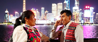 ¡Orgullo nacional! Artesanos arequipeños la ROMPEN en China con sus peluches de alpaca ¡Orgullo nacional! Artesanos arequipeños la ROMPEN en China con sus peluches de alpaca