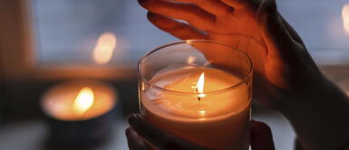 Los rituales con velas son los más sencillos de hacer, solo ten cuidado de generar un incendio. Ritual con velas para recibir el Año Nuevo 2024: con estos colores atraerás amor, dinero y más