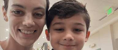 Mujer con CÁNCER TERMINAL compone una ÚLTIMA CANCIÓN para dejarle todos los BENEFICIOS a su pequeño hijo Mujer con CÁNCER TERMINAL compone una ÚLTIMA CANCIÓN para dejar las REGALÍAS a su hijo de 7 años