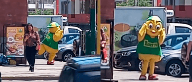 Peruano soporta enorme disfraz pese al exhaustivo calor y se preocupan Peruano soporta enorme disfraz pese al exhaustivo calor y se preocupan: "Salven al pollo"