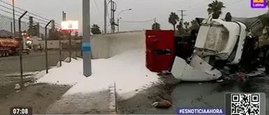 Dos heridos resultaron tras el triple choque. Ventanilla: Triple choque dejó dos heridos y genera procesión de personas en la vía Néstor Gambetta