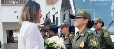 Mujer impacta a su NOVIA POLICÍA con una propuesta de matrimonio en plena estación y así REACCIONÓ Mujer impacta a su NOVIA POLICÍA con una propuesta de matrimonio en plena estación y así REACCIONÓ