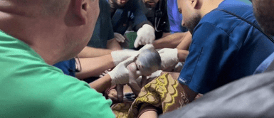 Rescatan a BEBÉ DE GAZA del VIENTRE DE SU MADRE MUERTA tras ataque de Israel Rescatan a BEBÉ DE GAZA del VIENTRE DE SU MADRE MUERTA tras ataque de Israel