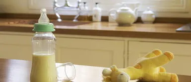 bebé de cuatro meses fue ingresado de urgencia a un hospital en Italia. Bebé acaba en coma etílico: abuela le dio vino en vez de su leche por ERROR