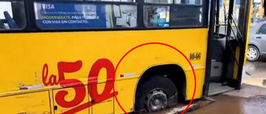 Pista se hunde en SJL y bus de transporte público se atora frente a centro comercial Pista se hunde en SJL y bus de transporte público se atora frente a centro comercial