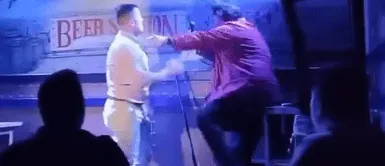 Padre golpea a cómico por broma contra su hijo de 3 meses Padre comete brutal agresión CONTRA comediante por TERRIBLE BROMA a su hijo de 3 MESES de nacido