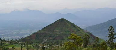 Gunung Padang está en Indonesia La pirámide MÁS ANTIGUA de la Tierra fue hallada: no está en Egipto y tiene un núcleo de lava