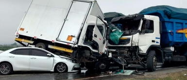 La Libertad: choque entre tráiler, furgoneta y auto deja 1 muerto y 5 heridos La Libertad: choque entre tráiler, furgoneta y auto deja 1 muerto y 5 heridos