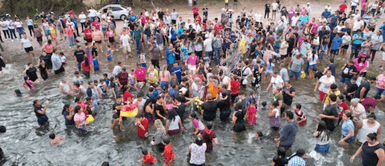 ¡IMPACTANTE! Fieles bañan a santo en río para que haga llover durante todo el año ¡IMPACTANTE! Fieles bañan a santo en río para que haga llover durante todo el año