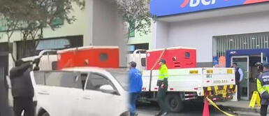 Las impactantes IMÁGENES del asalto a mano armada al BCP de El Agustino Las impactantes IMÁGENES del asalto a mano armada al BCP de El Agustino: vigilante fue herido en la cabeza