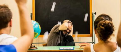 La indignante acción ya se encuentra en investigación de las autoridades. ¡Ya no hay respeto! Escolares agreden en grupo a profesor en horas de clase