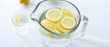 Conoce qué pasa si tomas agua con limón todos los días. Qué sucede si bebo agua de limón diariamente