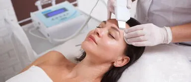 Descubre los beneficios de una limpieza facial profunda. ¡Adiós, impurezas! Transforma tu piel con una limpieza facial profunda