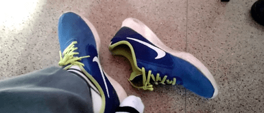 Quitarse las zapatillas sin desatar el pasador ¿Qué dice la PSICOLOGÍA sobre sacarse las zapatillas sin desatar el pasador?