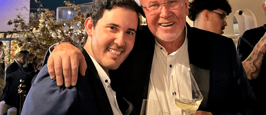 Carlos Bruce y su esposo La RENTABLE CARRERA de Alejandro Quiroz, el ESPOSO de Carlos Bruce de PERFIL BAJO