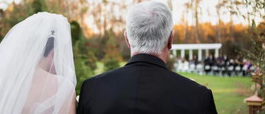 Mujer se entera que su futuro esposo le fue infiel en su despedida de soltero y su padre la obliga a casarse Mujer se entera que su futuro esposo le fue infiel en su despedida de soltero y su padre la obliga a casarse