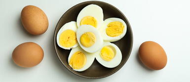 El huevo es un alimento completo. El terrible error que cometen los que solo comen la clara del huevo