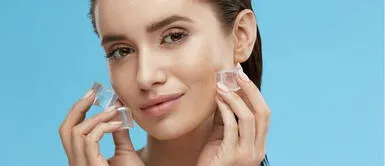 Hielo sobre el rostro: el tratamiento de moda para una piel más fresca y rejuvenecida Hielo en la piel: el secreto mejor guardado para combatir arrugas y poros dilatados