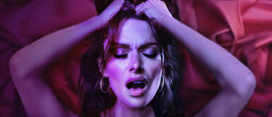 Sarah Shahi y Adam Demos son protagonista de "Sexo/Vida" La serie de Netflix para ver a solas hoy: su intensa escena en una ducha te dejará en shock