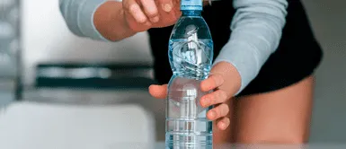 Advierten dejar de consumir agua embotellada por perjudicial motivo Advierten dejar de consumir agua embotellada por perjudicial motivo: "Se cree que es más segura, pero no"