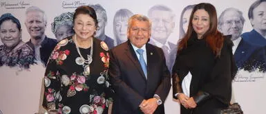 César Acuña, fundador de la UCV, reafirmó el compromiso de la universidad con la paz al recibir a 12 laureados Nobel. Fuente: Difusión. "Confío en las nuevas generaciones para construir paz a través de la educación": Ouided Bouchamaoui, Premio Nobel de la Paz 2015