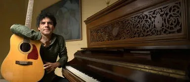 Carlos, conocido como el 'Yo soy Pedro Suárez Vértiz' sorprende ahora a sus fanáticos al lanzar su videoclip 'Con tus ojos'. Carlos Ramírez, el 'Yo soy Pedro Suárez Vértiz', lanza videoclip de su tema 'Con tus ojos'