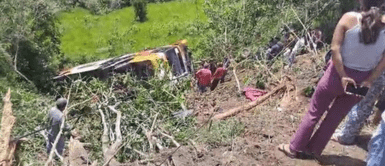 Bus que trasladaba escolares en viaje de promoción cae a abismo. Tragedia en viaje de promoción: Bus interprovincial con escolares cae a barranco y deja 12 muertos
